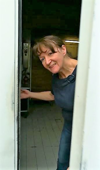 Gerda öffnet die Backstubentür und bittet hereinzukommen (Foto: privat)